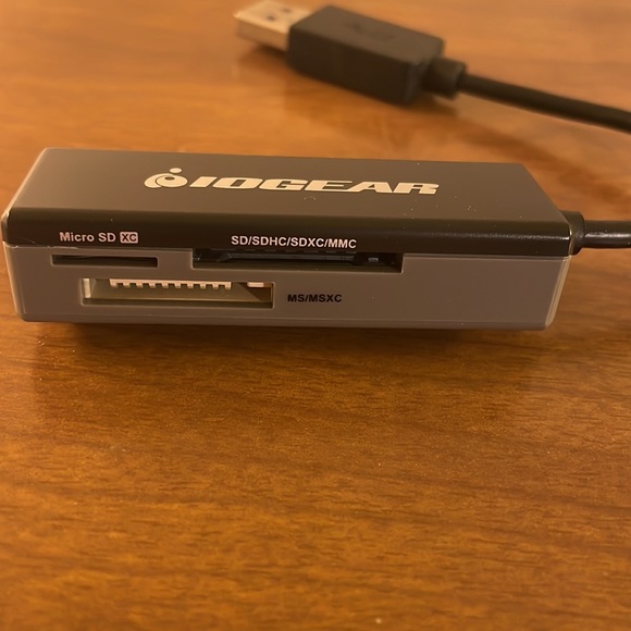 IOGEAR USB 3.0 Multi-Card Reader - Picture 2 of 3
